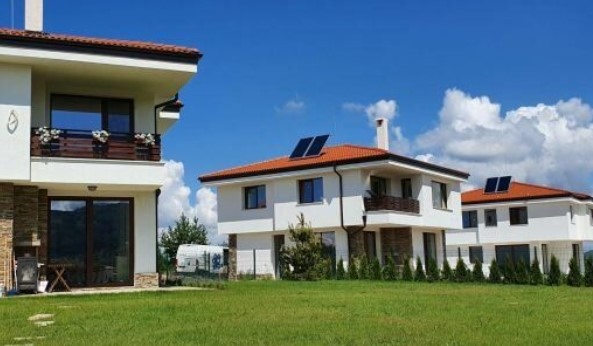 Съпругата на убития швейцарец Удо Ланге във вилното селище на